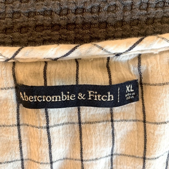 Abercrombie and Fitch Crop Top with Floral Embroidery - Picture 4 of 6